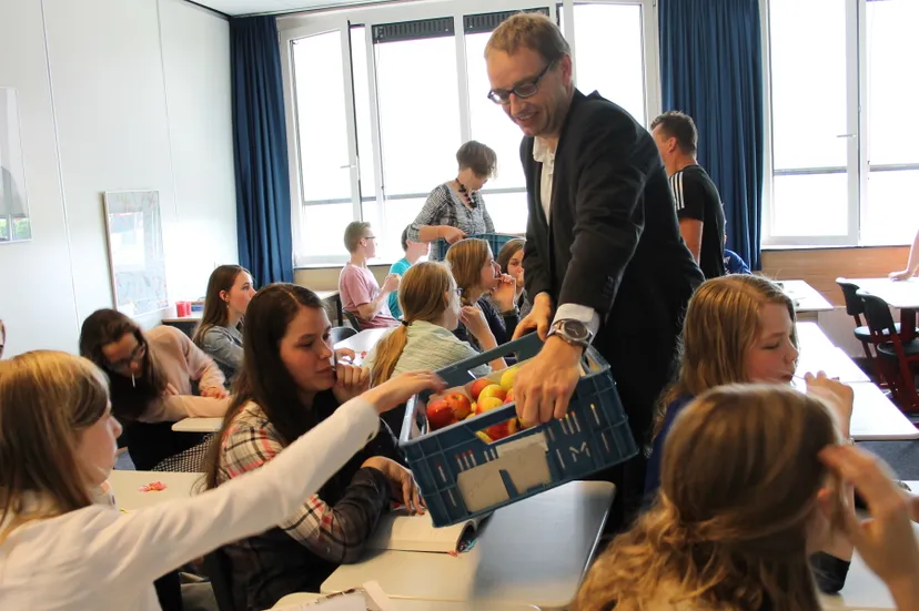 2016 05 31 wethouder krale deelt appels uit op pieter zandt e1464726186464
