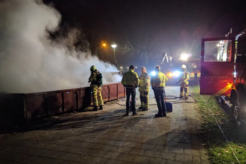 2017 01 12 aan het eind van de nieuwjaarsnacht wordt het vuur in de container gedoofd