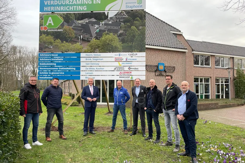 2022 0103 bouwbord met wethouder lucas mulder en aannemers