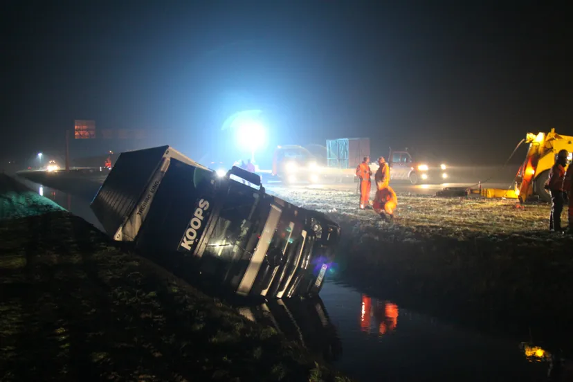 92580 vrachtwagen die op de a28 bij staphorst van de weg raakte is vanavond geborgen img 9655
