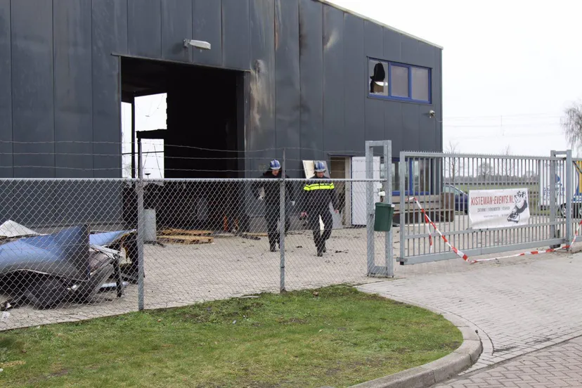 99085 technische recherche doet onderzoek naar brand in staphorst photo 2016 02 09 12 54 08