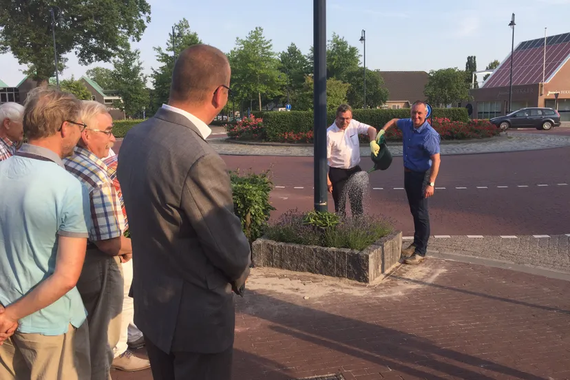 bloembakken op rontonde wijkraad noord