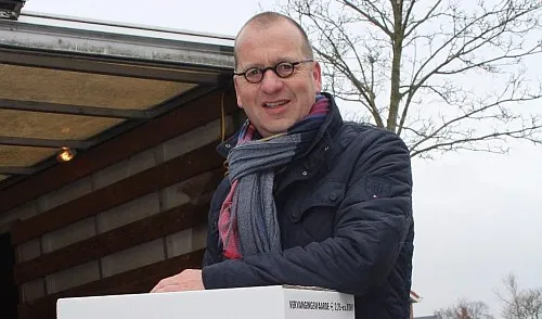 burgemeester bij verhuiswagen binnenweg