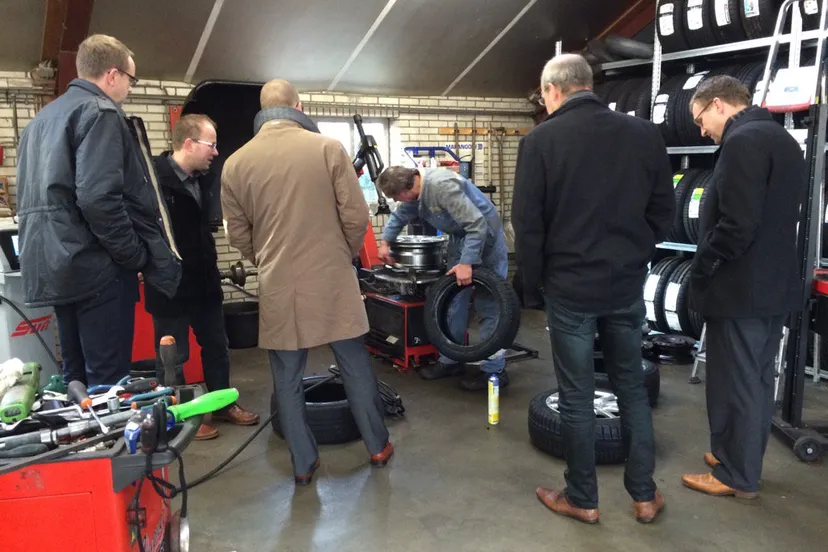 college op bezoek bij autobedrijf bijker sytse de jong