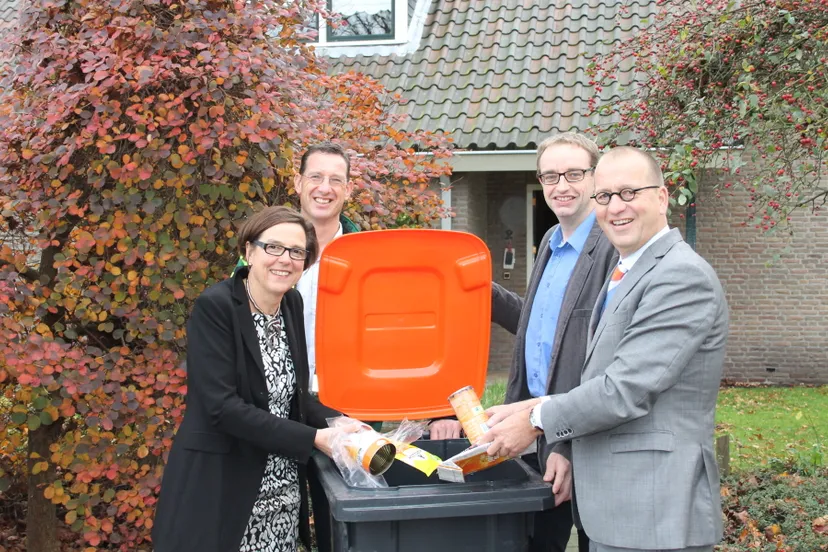 de burgemeester en zijn vrouw maken direct gebruik van de container e1447693209230