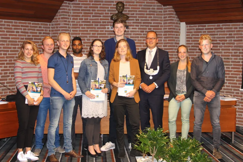 de jongerenraad met burgemeester segers e1468354993685