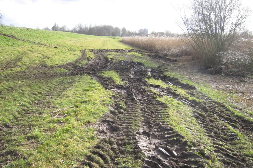dijkschouw rijspoorschade aan dijk