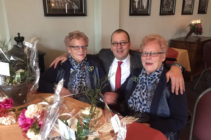 dinie en tinie vos brinkman de oudste tweeling van staphorst samen 160 jaar geworden burgemeester segers
