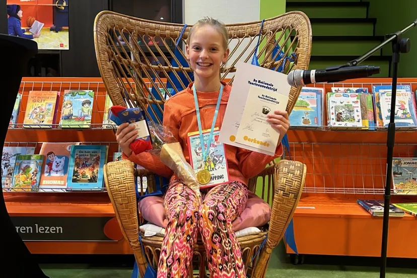 foto winnaar voorleeswedstrijd staphorst