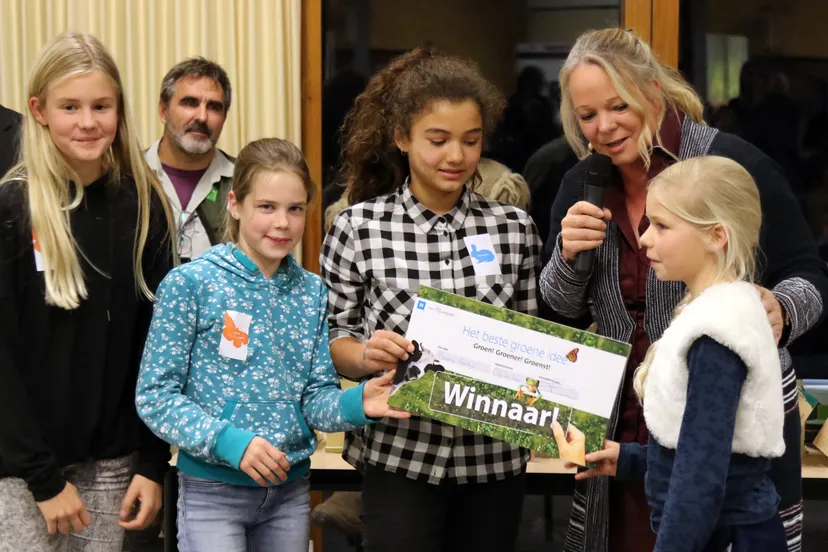 gedeputeerde hester maij overhandigt cheque aan leerlingen van de zaaier e1479374077243
