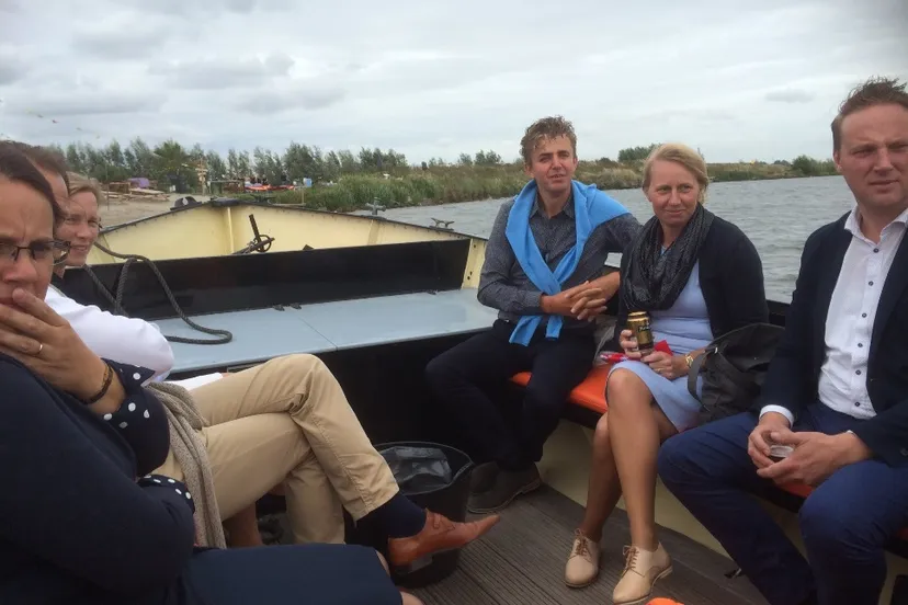 gemeenteraadsleden en partners in de boot be veen via twitter