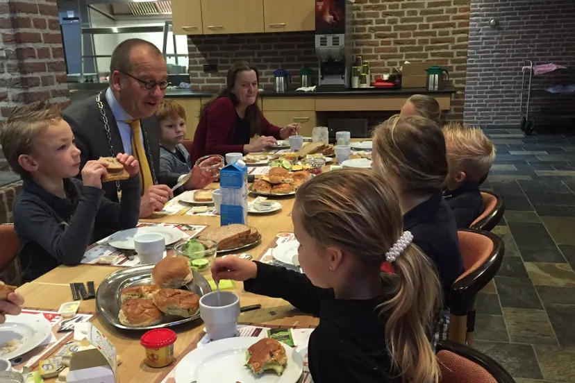 groep3 prins mauritsschool ontbijt met burgemeester e1478770646119
