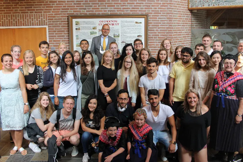 internationale groep jongeren bezoekt gemeentehuis e1469524325142