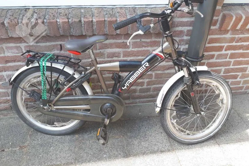 kinderfiets tegen vangrail