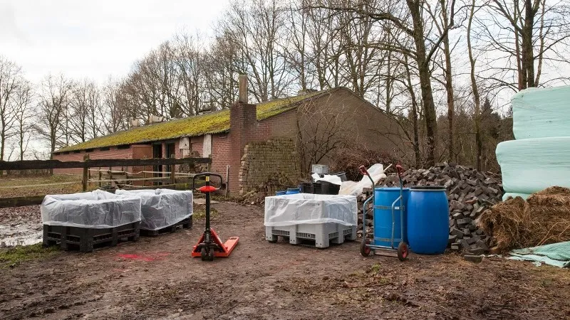 landelijke forensische opsporing lfo doet onderzoek naar een drugslaboratorium