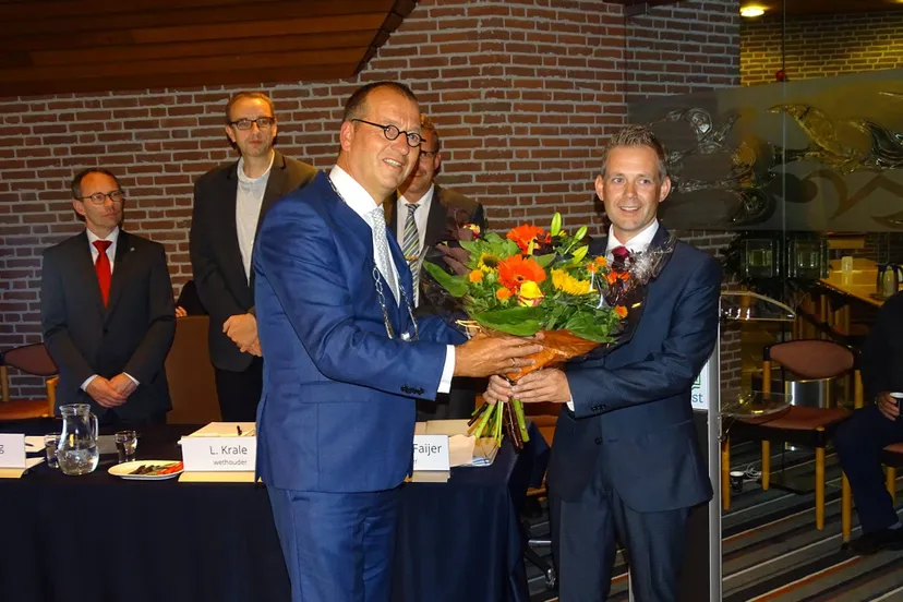 meilof troost gefeliciteerd door burgemeester segers