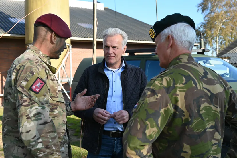 militairen tijdens oefening in gesprek met wethouder lucas mulder staphorst ministerie van defensie