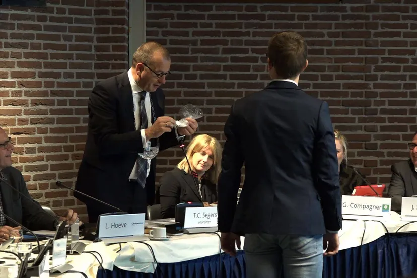 niels ubak overhandigd drugs aan burgemeester jongerenraad staphorst