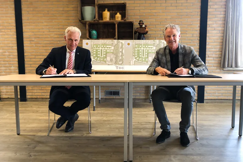 ondertekening samenwerkingsovereenkomst ijhorst links wethouder mulder rechts dhr diederik roo