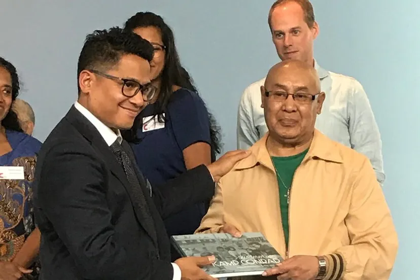 overhandiging boek kinderen van kamp conrad lucas mulder