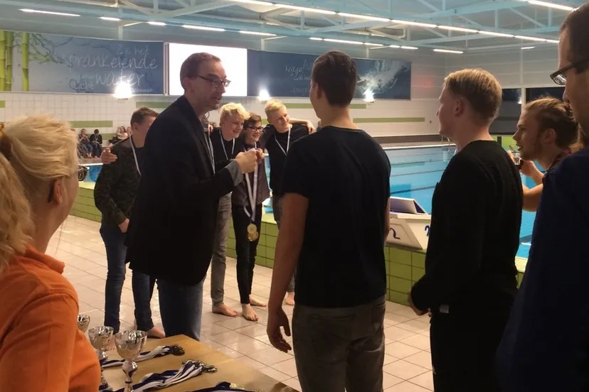 prijsuitreiking reddingsbrigade in de vrolijkheid bert krale