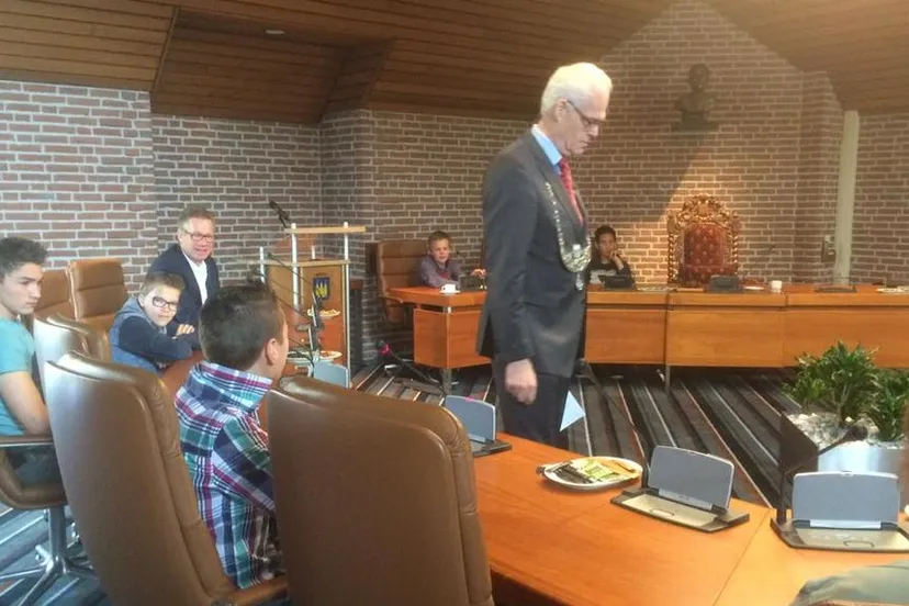 schoolklas pz in raadszaal sytse de jong via twitter e1430402931574