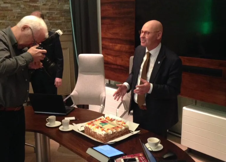 taart vanwege ondertekening gemeenschappelijke regeling omgevingsdienst ijsselland mark boumans