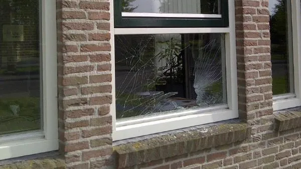 vernielde ruit gemeentehuis e1431326536501