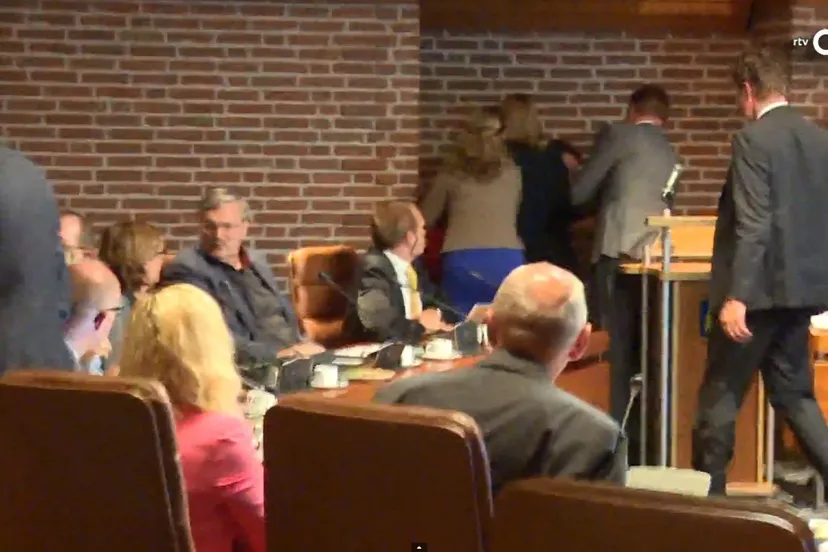 video still tumulteuze raadsvergadering rtvoost e1444242861250