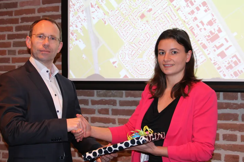 wethouder de jong ontvangt een plaquette van flori spoelstra van het ministerie van ienm e1455042647710