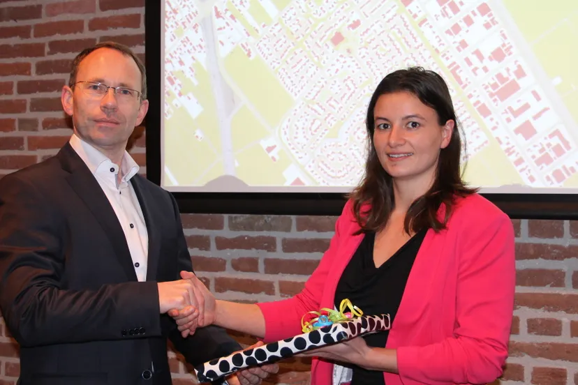 wethouder de jong ontvangt een plaquette van flori spoelstra van het ministerie van ienm e1455042647710