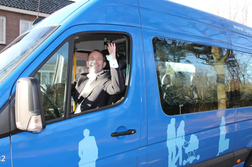 wethouder de jong op buurtbus ijhorst e1489140908131