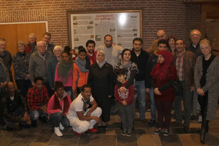 wethouder jaspers faijer samen met de nieuwkomers en vrijwilligers e1482172432292