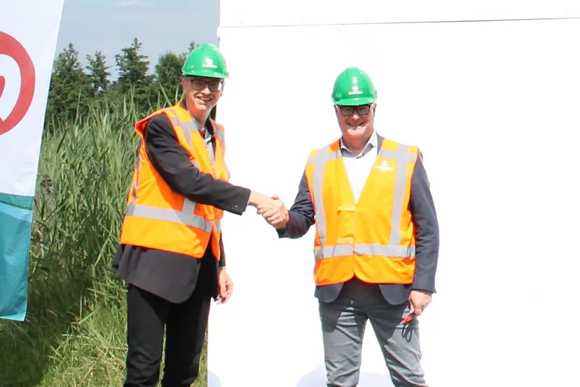 wethouder krale en gert brunink directeur schagen infra onthullen het bouwbord e1528228947214