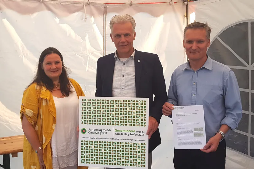 wethouder lucas mulder en projectleider edwin saathof nemen de nominatie in ontvangst