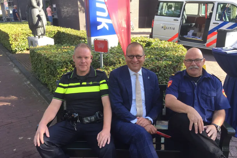 wijkagent lazaroms burgemeester segers voorlichter wittenberg gemeente staphorst