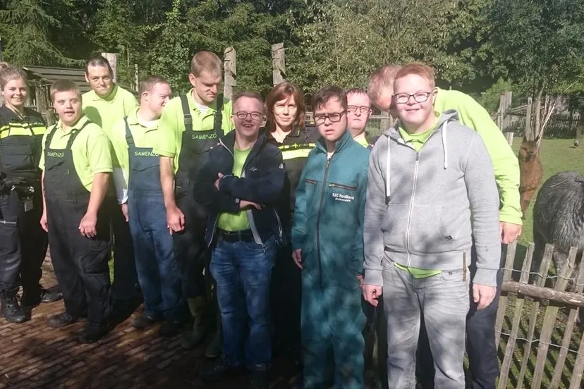 wijkagent op bezoek bij kinderboerderij samenzo