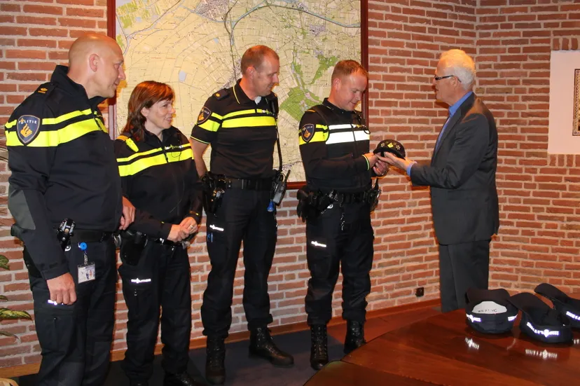 wijkagent stephan lazeroms neemt de stipwerkpet in ontvangst e1435675247237