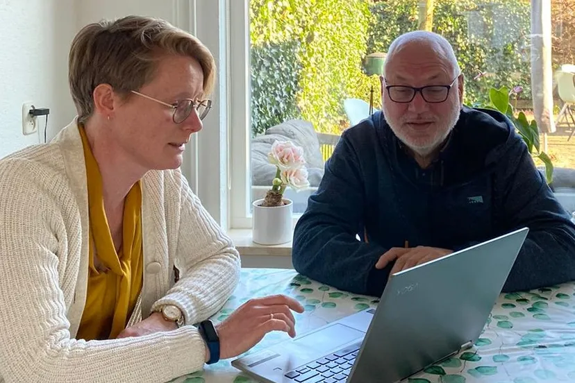 20220304 cusw rietteler foto aan de keukentafel met renate vd velde