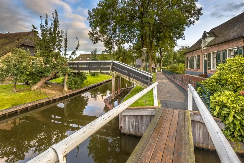 canals in giethoorn village nexfhs3 25
