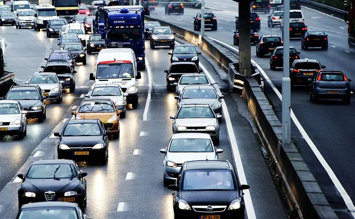 drukke ochtendspits door regen en ongelukken