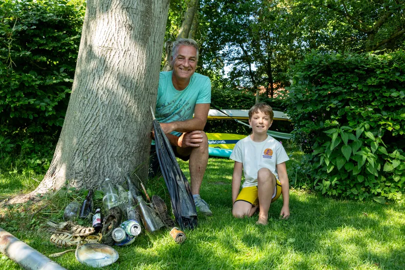 ewout en zijn zoon met de vangst van de dag foto bertha van dijk