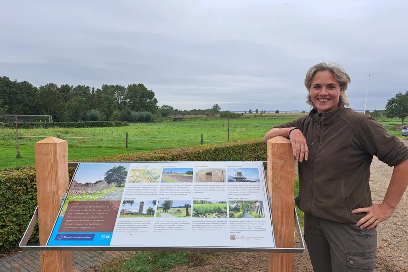 foto bij persbericht informatiebord kloostermuur