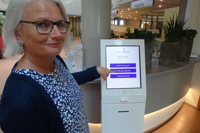 foto tny bijl bij zuil