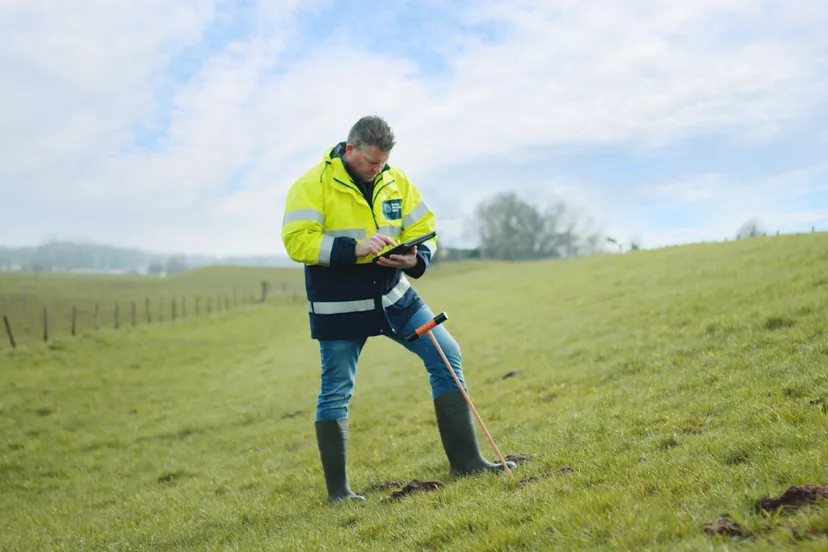 foto van dijkinspecteur op de dijk
