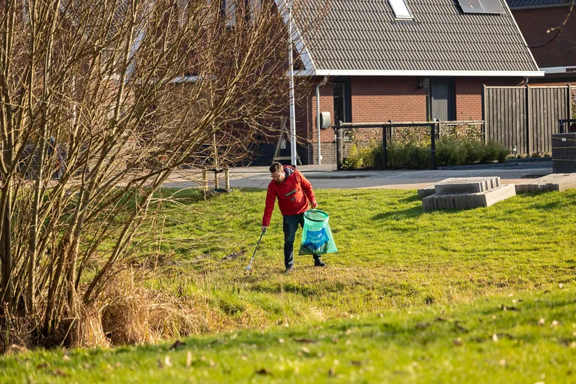 joost monninkhof verzamelt zwerfafval in giethoorn foto bertha van dijkjpg