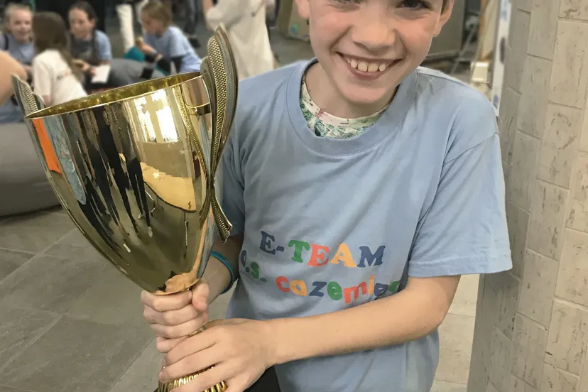 leerling met beker bewerkt