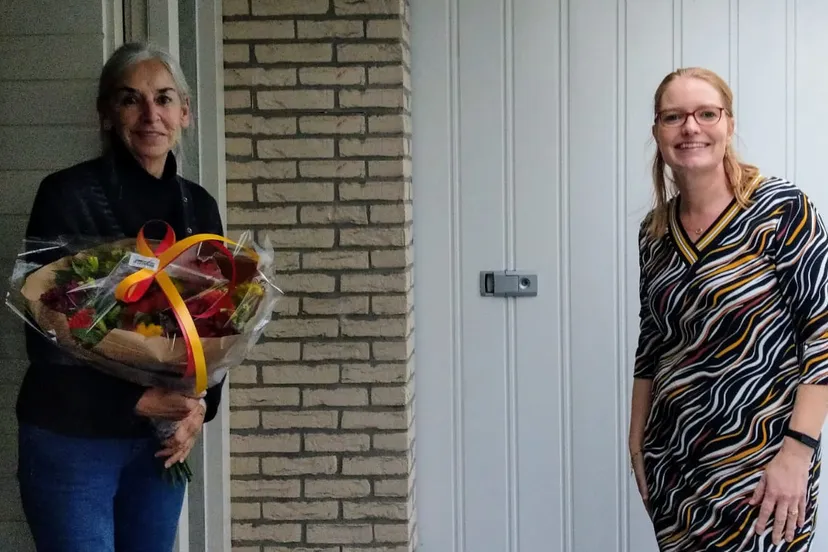 overhandiging mantelzorg boeket