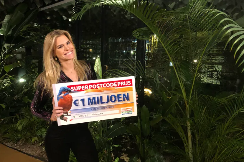 postcode loterij ambassadeur nicolette van dam met de superpostcodeprijs cheque