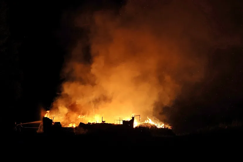 schuur volledig uitgebrand aan de hoogeweg in kalenberg 4